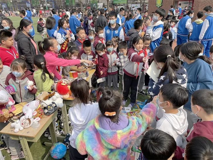 聚沙成塔 让爱心助力梦想：北京市第十八中学教育集团举行第八届校园爱心义卖活动