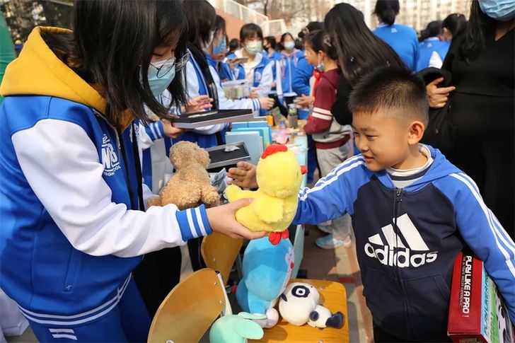 聚沙成塔 让爱心助力梦想：北京市第十八中学教育集团举行第八届校园爱心义卖活动