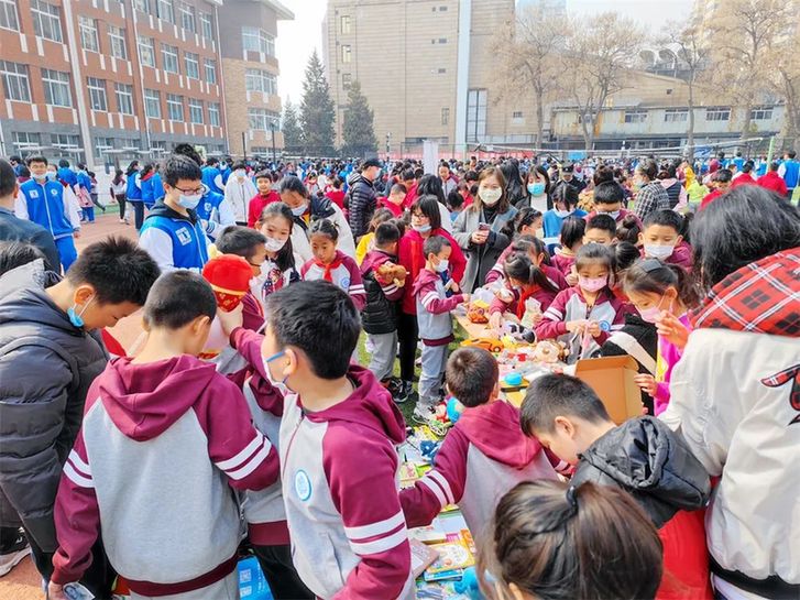 聚沙成塔 让爱心助力梦想：北京市第十八中学教育集团举行第八届校园爱心义卖活动