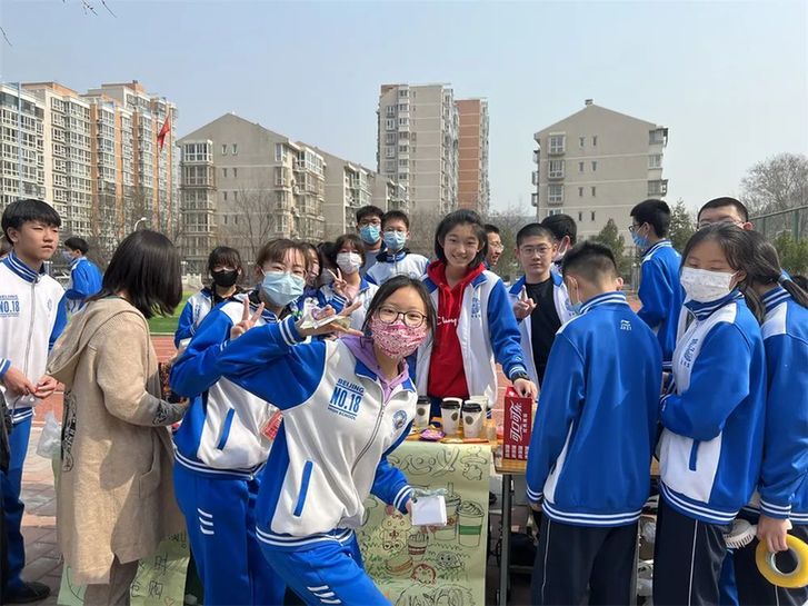 聚沙成塔 让爱心助力梦想：北京市第十八中学教育集团举行第八届校园爱心义卖活动