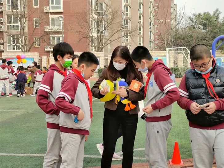 聚沙成塔 让爱心助力梦想：北京市第十八中学教育集团举行第八届校园爱心义卖活动