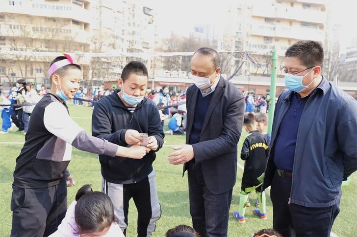 聚沙成塔 让爱心助力梦想：北京市第十八中学教育集团举行第八届校园爱心义卖活动