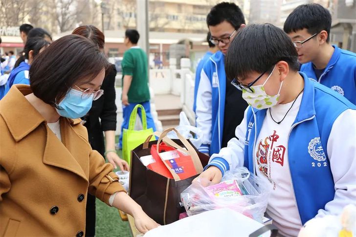 聚沙成塔 让爱心助力梦想：北京市第十八中学教育集团举行第八届校园爱心义卖活动