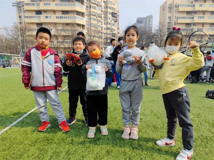 聚沙成塔 让爱心助力梦想：北京市第十八中学教育集团举行第八届校园爱心义卖活动