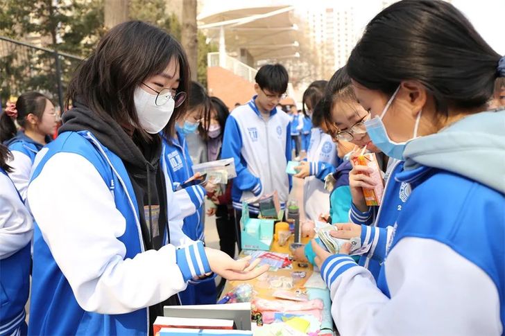 聚沙成塔 让爱心助力梦想：北京市第十八中学教育集团举行第八届校园爱心义卖活动