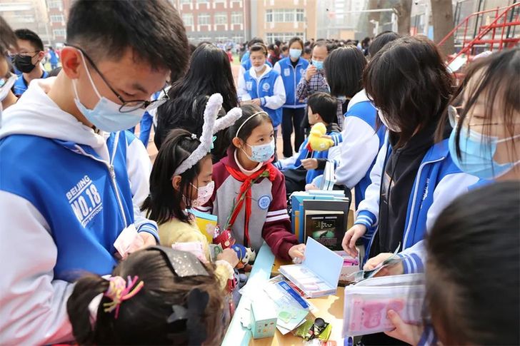 聚沙成塔 让爱心助力梦想：北京市第十八中学教育集团举行第八届校园爱心义卖活动