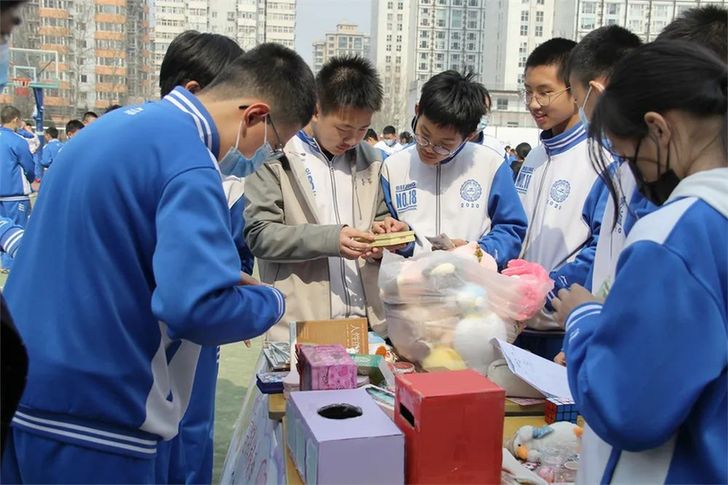 聚沙成塔 让爱心助力梦想：北京市第十八中学教育集团举行第八届校园爱心义卖活动