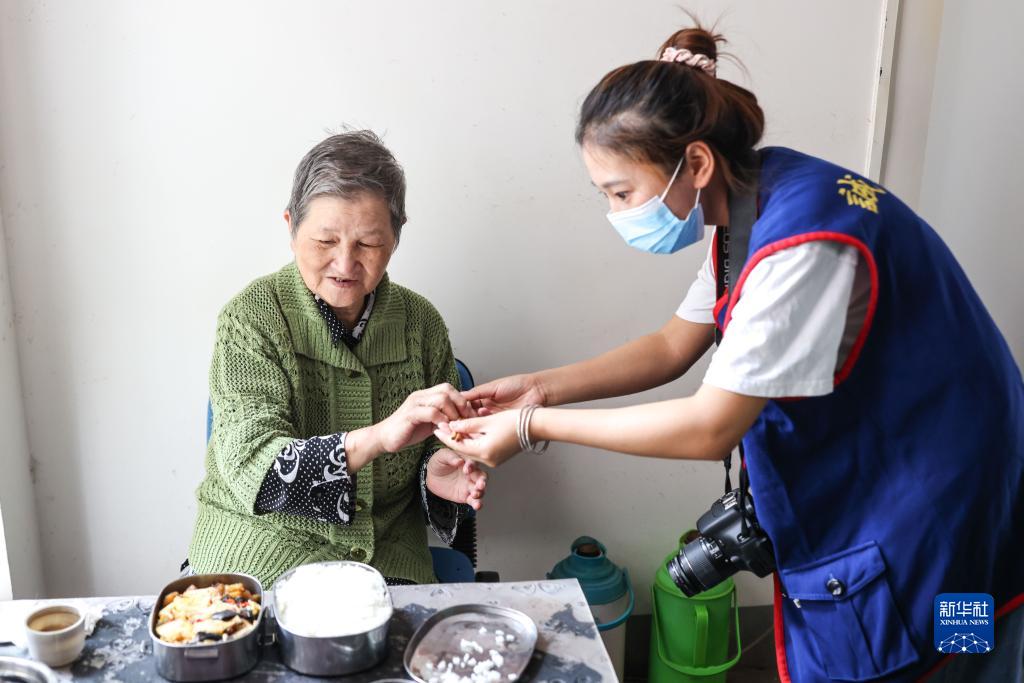 应届毕业生佘娅：在公益事业中寻找人生价值