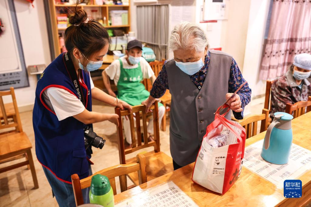 应届毕业生佘娅：在公益事业中寻找人生价值