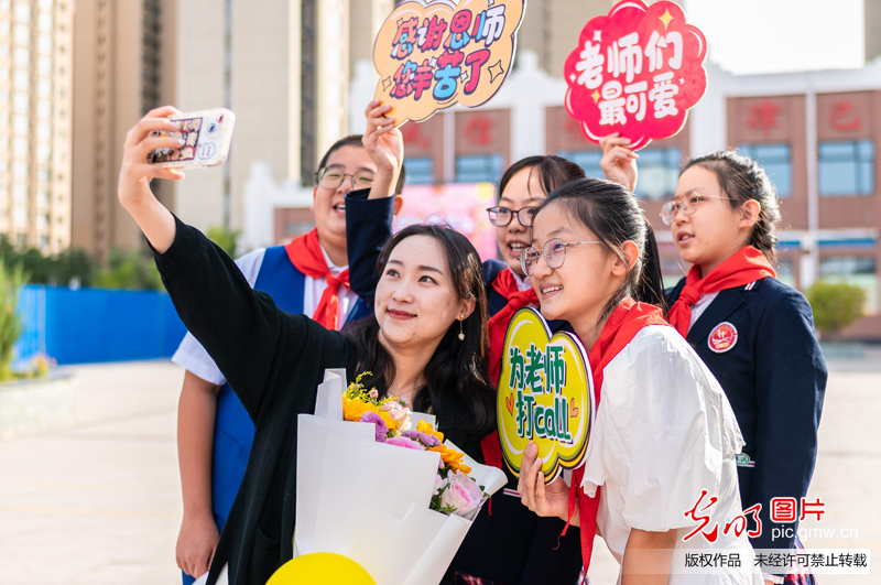 教师节恰逢中秋节 多地师生共庆双节