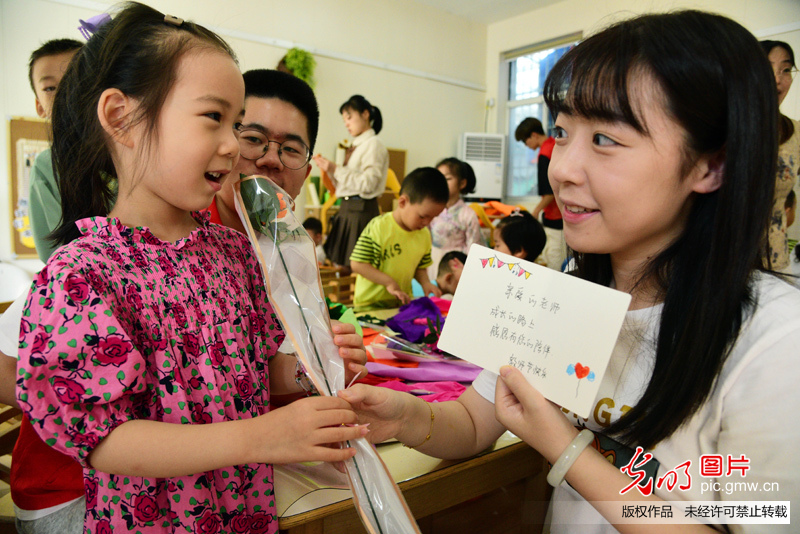 教师节恰逢中秋节 多地师生共庆双节