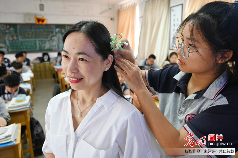 教师节恰逢中秋节 多地师生共庆双节