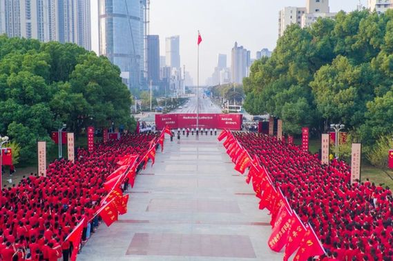 最美中国红！这是今早的华中科技大学！