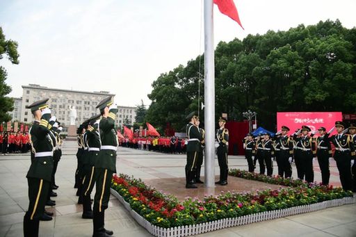 最美中国红！这是今早的华中科技大学！