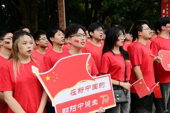 最美中国红！这是今早的华中科技大学！