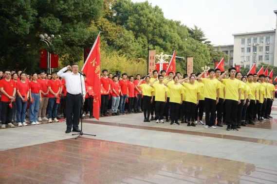 最美中国红！这是今早的华中科技大学！