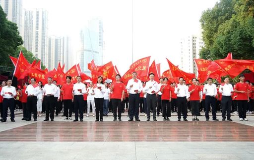 最美中国红！这是今早的华中科技大学！