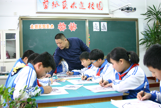 用非遗剪纸给孩子们来一场“心灵按摩”