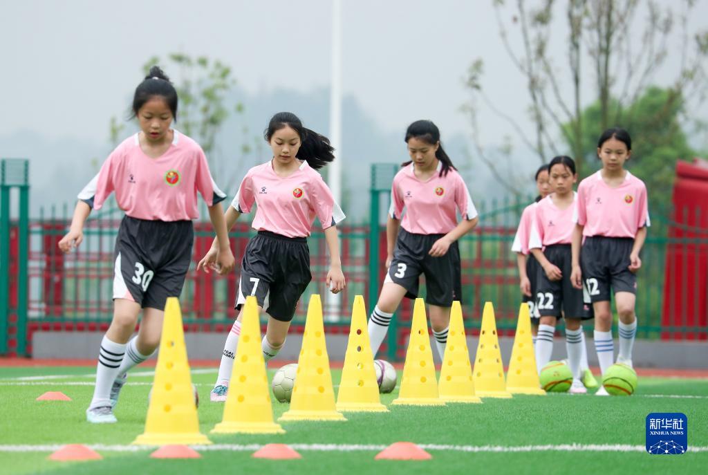 四川华蓥：校园女子足球队逐梦绿茵场