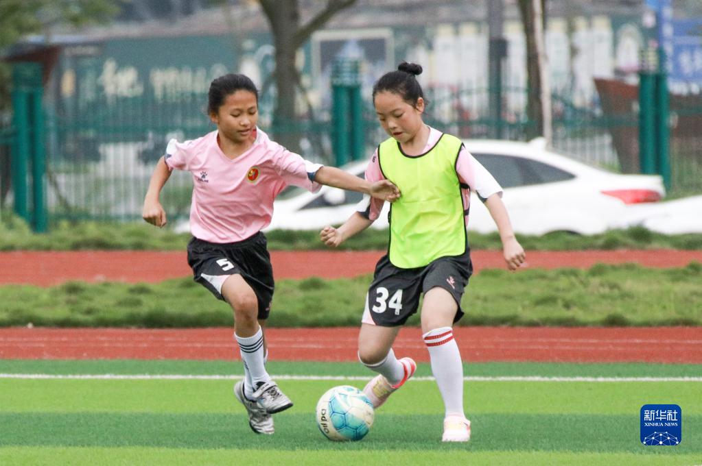 四川华蓥：校园女子足球队逐梦绿茵场