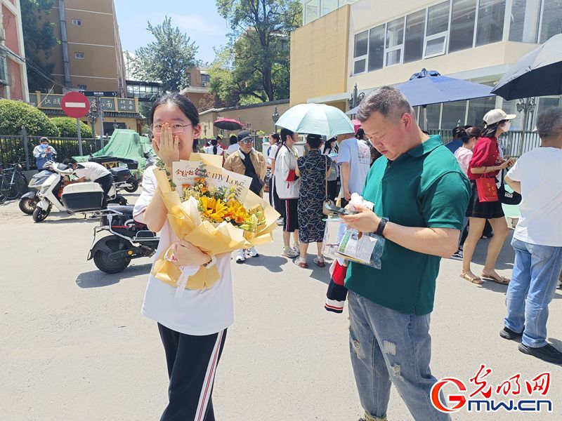 组图丨高考首场考试结束 考生们信心满满走出考场