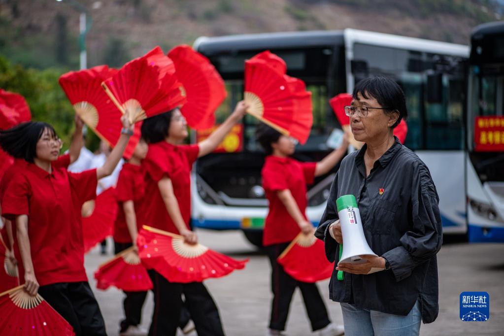 出发！这是张桂梅的第13次送考