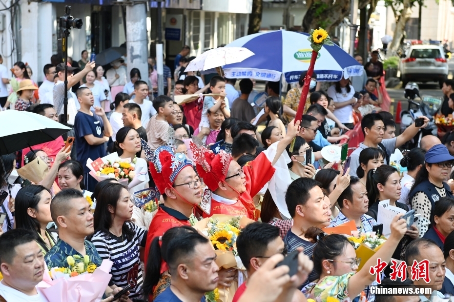 喜悦“溢出屏幕”！多地高考收官 考生与亲友庆祝