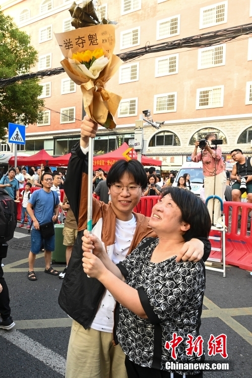 喜悦“溢出屏幕”！多地高考收官 考生与亲友庆祝