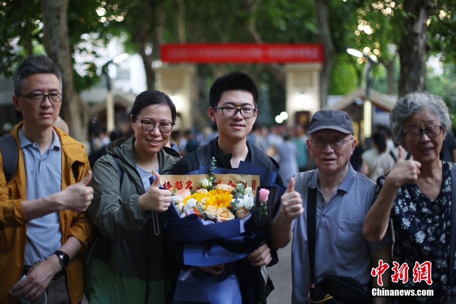 喜悦“溢出屏幕”！多地高考收官 考生与亲友庆祝