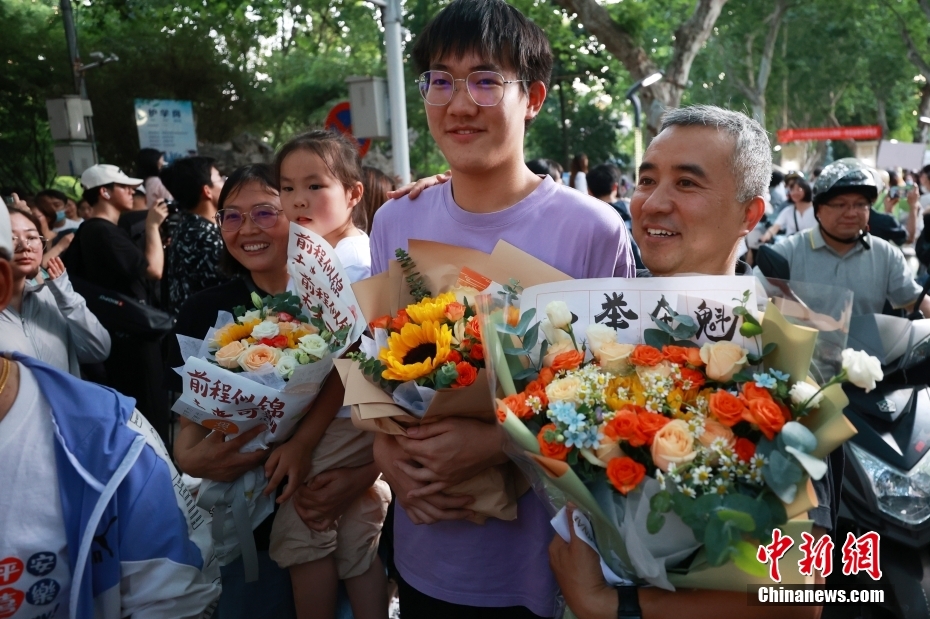 喜悦“溢出屏幕”！多地高考收官 考生与亲友庆祝