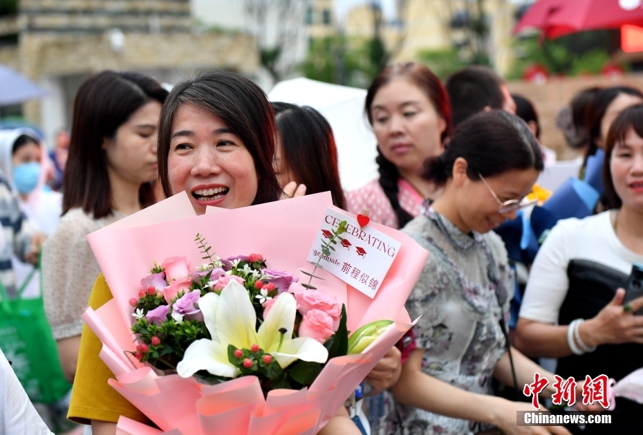 喜悦“溢出屏幕”！多地高考收官 考生与亲友庆祝