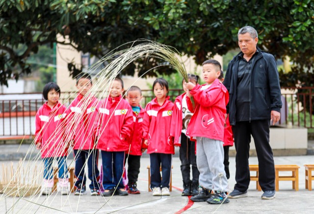 贵州黔西：小学生学竹编