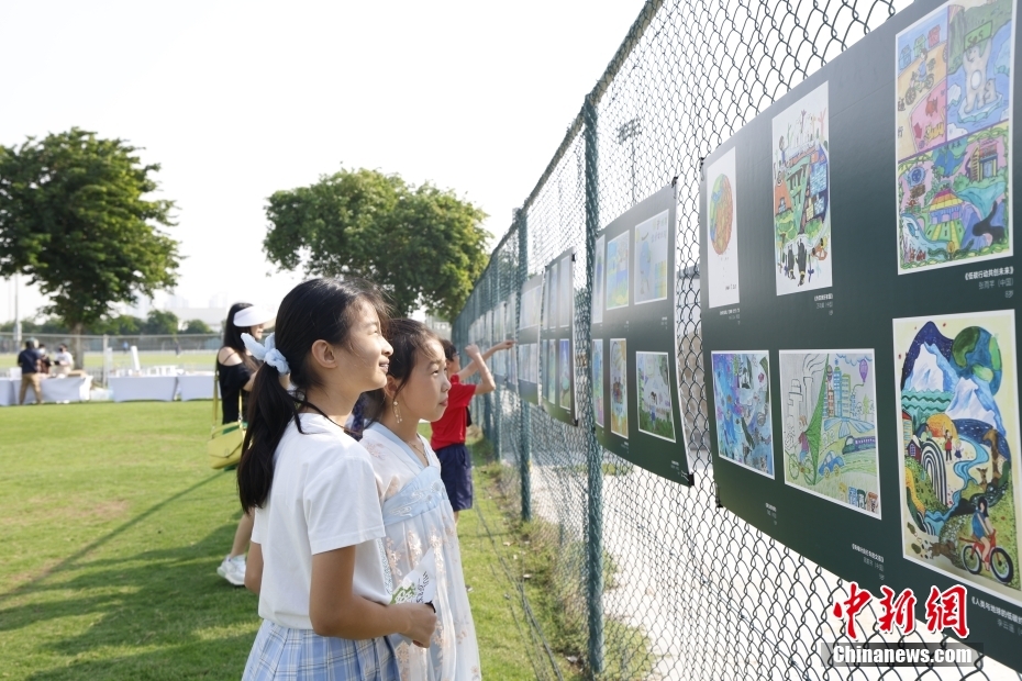 中阿青少年足球赛暨气候行动漫画展在迪拜举行