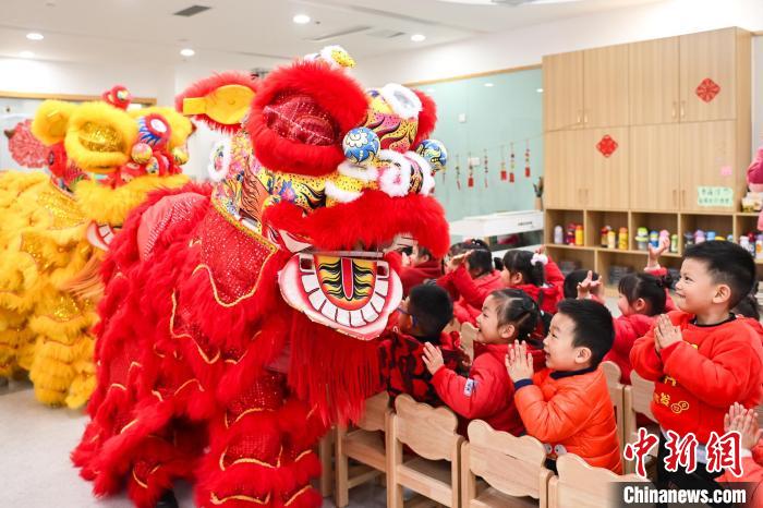 舞狮、剪纸 重庆萌娃“沉浸式”体验传统文化