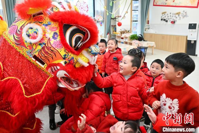 舞狮、剪纸 重庆萌娃“沉浸式”体验传统文化