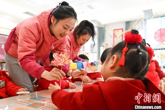 舞狮、剪纸 重庆萌娃“沉浸式”体验传统文化