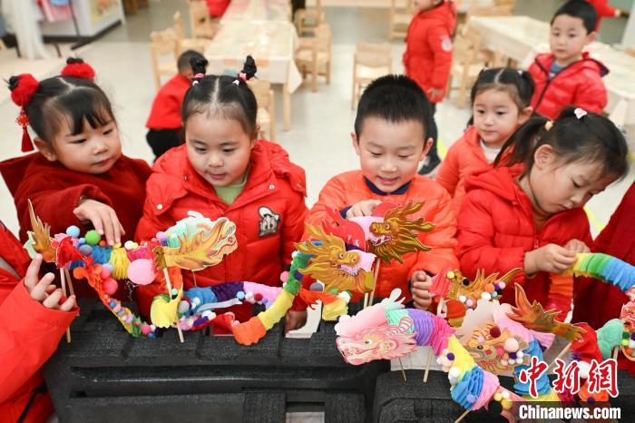 舞狮、剪纸 重庆萌娃“沉浸式”体验传统文化