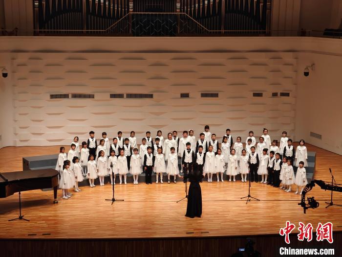 云南三所乡村小学合唱团新年初啼 唱响“田埂上的童年”