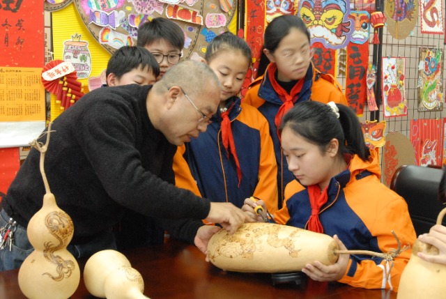 青岛即墨：小学生葫芦烙画迎新春