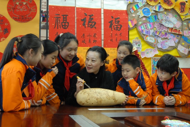 青岛即墨：小学生葫芦烙画迎新春