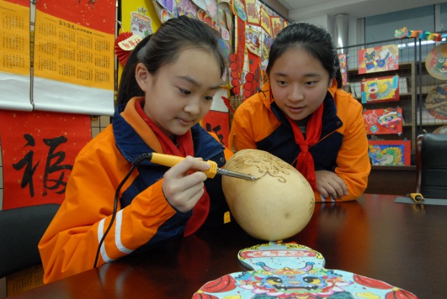 青岛即墨：小学生葫芦烙画迎新春