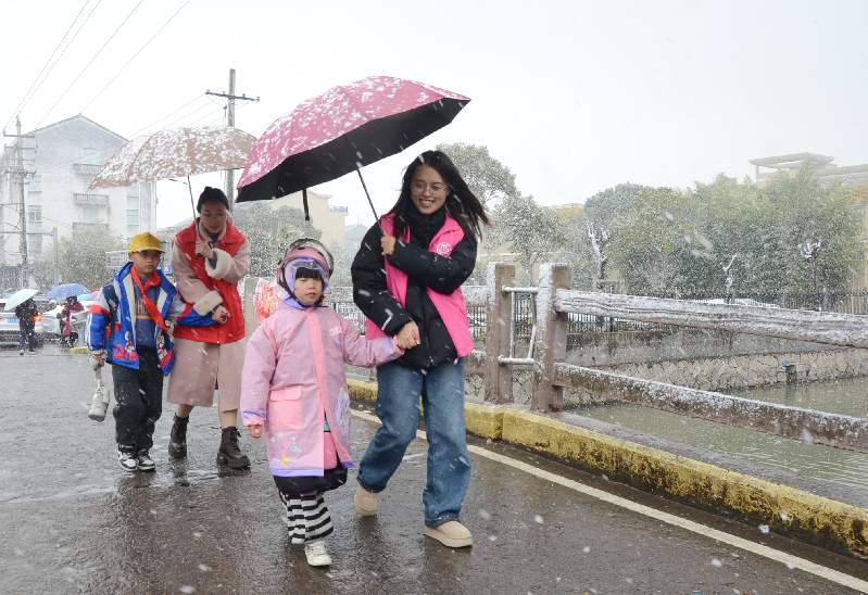 风雪护学路