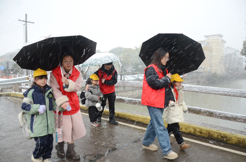 风雪护学路