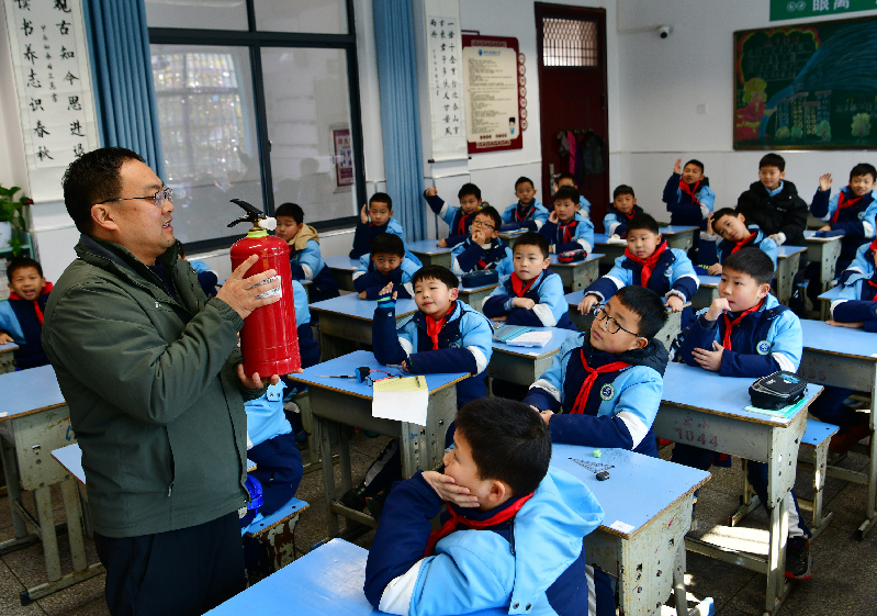 湖北秭归：学安全常识 度平安假期