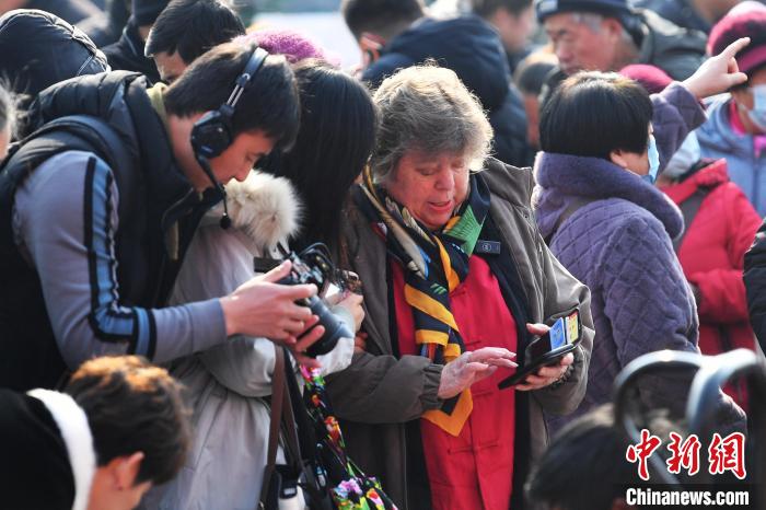 山东青岛：留学生腊月赶年集 观集赏联接福气