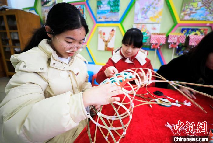 广西小学师生剪窗花制鱼灯 非遗工艺迎新春