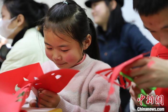 返乡大学生回村带娃 江西铜鼓打造公益寒假托管班