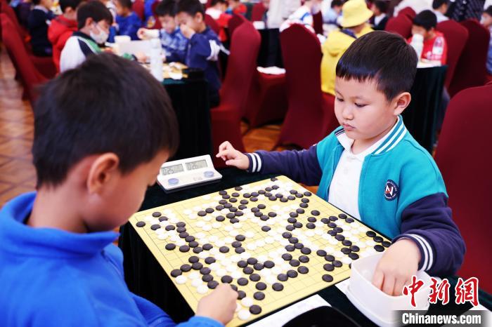 上海千余名围棋少年“棋”聚小应氏杯 展开“黑白对弈”