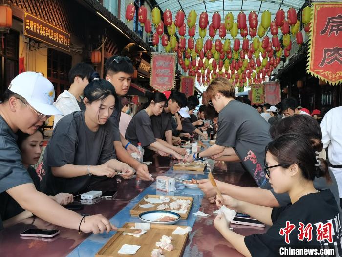 两岸青年在“沙县小吃第一村”寻根追味