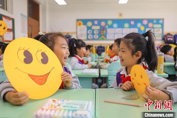 山东青岛小学生用微笑“点亮”世界微笑日